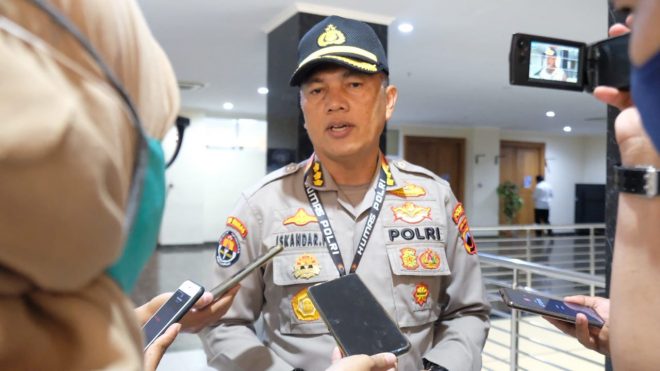 Berkerumun dan Menyalakan Petasan di  Malam Pergantian Tahun Baru 2021 berurusan dengan Polisi