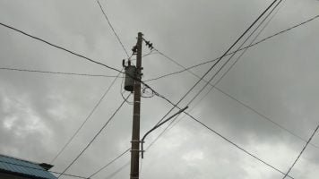 Kondisi Cuaca Ekstrem, Petugas PLN Tetap Bekerja Lakukan Pemulihan Gangguan