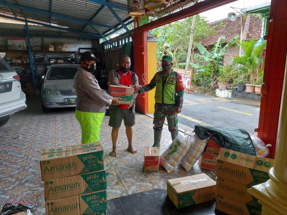 Pengusaha Kontruksi Asal Genuksari, Bantu Satu Ton Sembako Bagi Warga Genuk Terdampak Rendaman Banjir