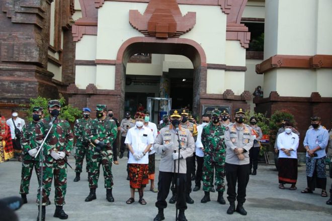 Cek Penegakan Protkes, Panglima TNI Dan Kapolri Kelilingi Dua Pasar Di Bali