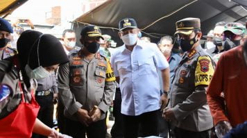 Kapolda Jateng Tinjau Dapur Umum Dan Posko Banjir Kaligawe Kota Semarang