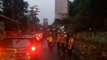 Tanah Longsor Di Jalan Gombel Lama, Satlantas Polrestabes Semarang Atur Kemacetan Panjang