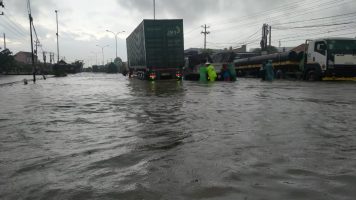 Jalan Kaligawe Lumpuh Total, Polrestabes Semarang Alihkan Jalur Lalu Lintas