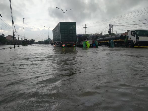 Jalan Kaligawe Lumpuh Total, Polrestabes Semarang Alihkan Jalur Lalu Lintas