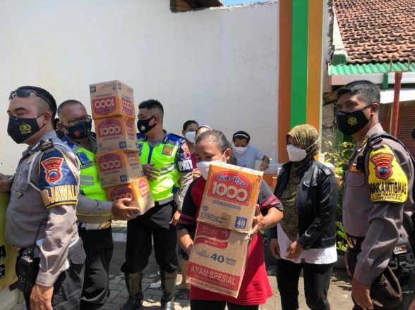 Polrestabes Semarang Bagikan Sembako Kepada Warga Terdampak Banjir Di Kota Semarang