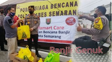 Pantau Banjir Kasatlantas Polrestabes Semarang Sigit, Lalin Padat Merayap