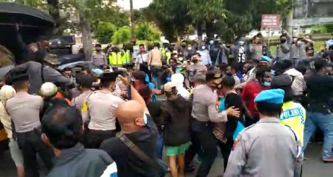 Langgar Prokes, Polisi Bubarkan Unjuk Rasa Puluhan Mahasiswa Papua