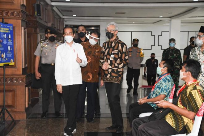 Presiden Joko Widodo Tinjau Pemberian Vaksin Kepada Ulama Dan Tokoh Lintas Agama di MAJT