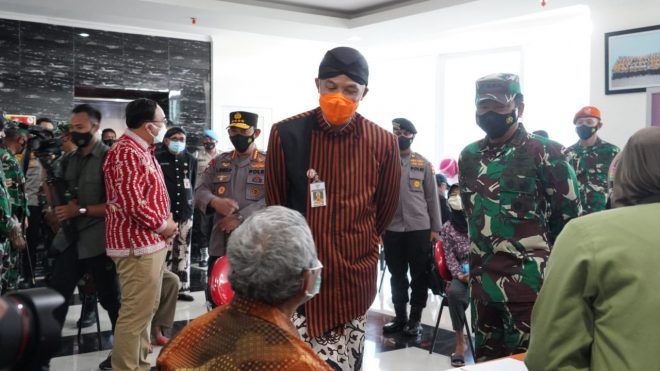 Kapolri dan Panglima TNI Tinjau Vaksinasi di Puskesmas Pandanaran Semarang