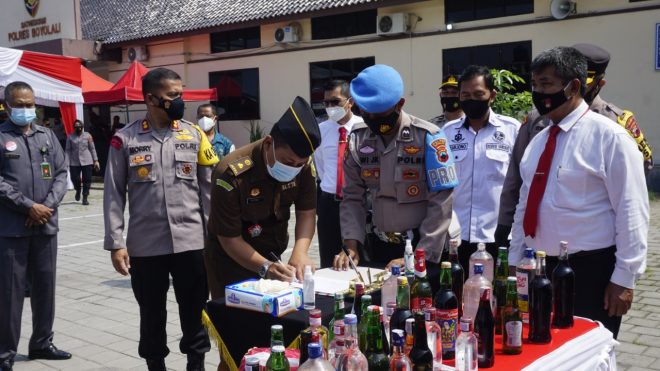 Teken WBBM, Polres Boyolali Akhiri Dengan Pemusnahan Miras dan Knalpot Brong