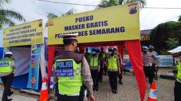 Satlantas Polrestabes Semarang Bagi Masker dan Bagi Takjil ke Pengguna Jalan