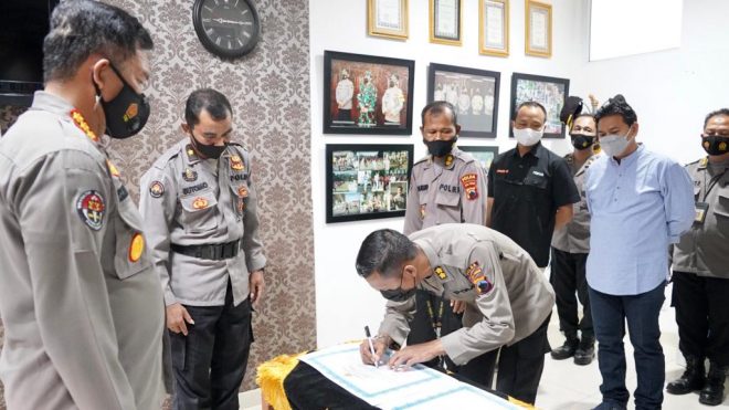 Bidhumas Polda jateng, Tandatangani Pakta integritas di saksikan Awak Media