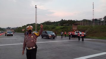Satlantas Polrestabes Semarang Lakukan Pemeriksaan Administrasi Dan Swab Antigen Di Gerbang Tol Kalikangkung
