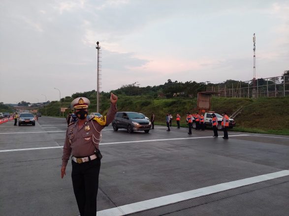 Satlantas Polrestabes Semarang Lakukan Pemeriksaan Administrasi Dan Swab Antigen Di Gerbang Tol Kalikangkung