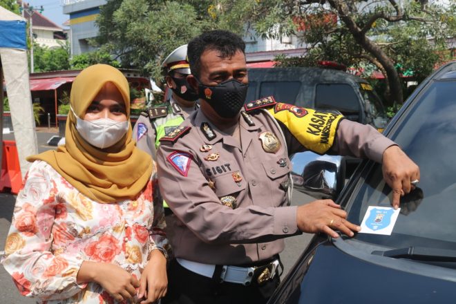 Satlantas Polrestabes Semarang Gelar Operasi Arus Balik, 100 Kendaraan Diberikan Surat Bebas Covid Dan Stiker
