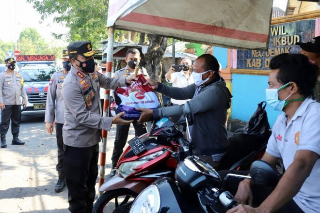 Polda Jateng Bagikan 2,5 Ton Beras dan 500 Paket Sembako Bagi Warga Terdampak PPKM Darurat di Demak