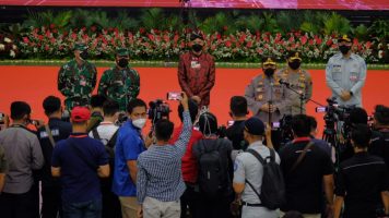 Kapolri dan Panglima TNI Tinjau Akselerasi Vaksinasi di GOR Jatidiri Semarang