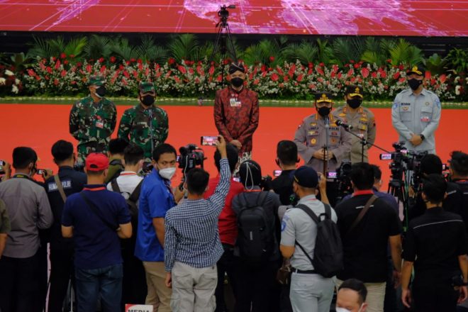 Kapolri dan Panglima TNI Tinjau Akselerasi Vaksinasi di GOR Jatidiri Semarang