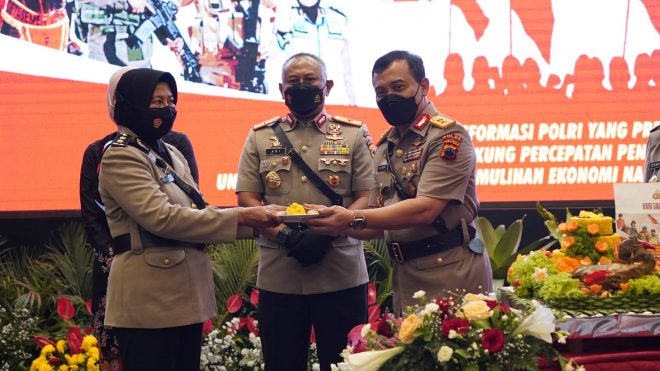 Hadiri HUT Polwan Ke 73, Kapolda Acungi Jempol Atas Prestasi Polwan