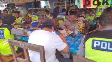 Satlantas Polrestabes Semarang Sarapan Bersama Kaum Duafa di Simpanglima Semarang