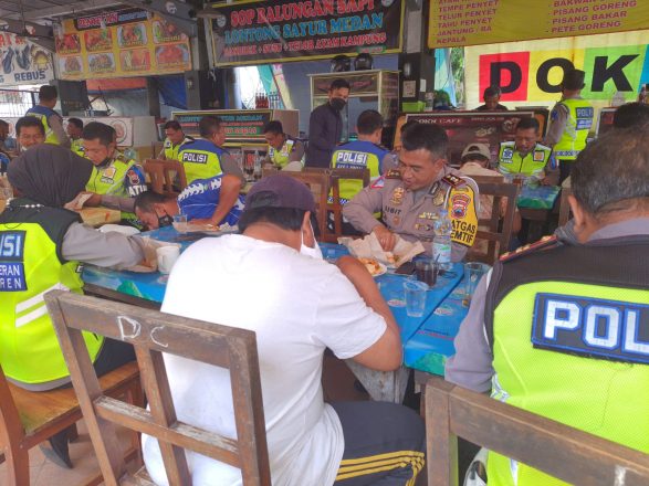 Satlantas Polrestabes Semarang Sarapan Bersama Kaum Duafa di Simpanglima Semarang