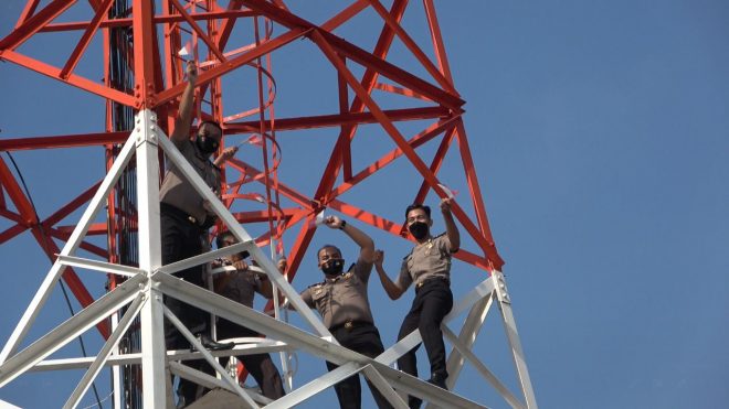 Ada ada saja 5 Polisi ini unik, Jelang Naik Pangkat Malah Panjat Tower Komunikasi