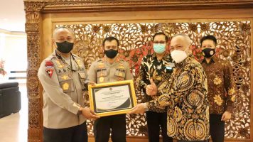 Kapolda dan Wakapolda Jateng Terima Penghargaan atas Penegakan Hukum Peredaran Satwa Liar