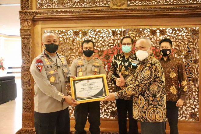 Kapolda dan Wakapolda Jateng Terima Penghargaan atas Penegakan Hukum Peredaran Satwa Liar