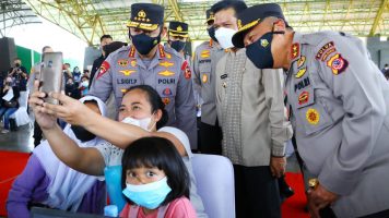 Tinjau Vaksinasi Serentak se-Indonesia, Kapolri Ingatkan Syarat Wajib Laksanakan PTM 100 Persen