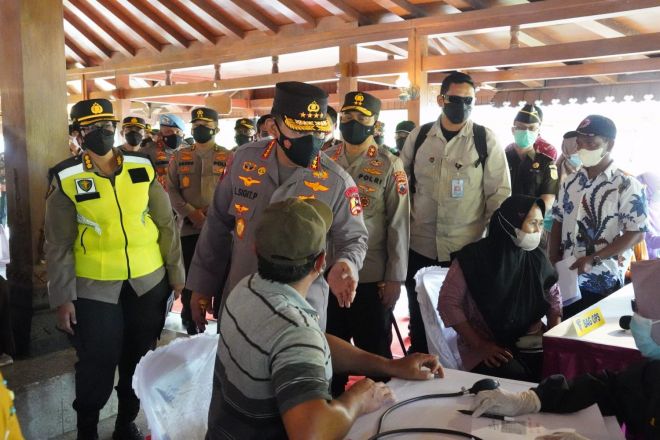 Gelar Vaksinasi di Candi Borobudur, Kapolri: Percepatan di Tempat Wisata yang Interaksi Tinggi