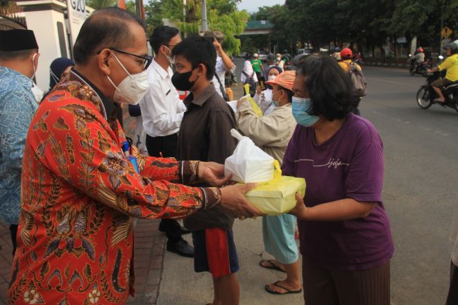 Ratusan Takjil Kanwil Kemenkumham Jateng Tersalurkan ke Warga
