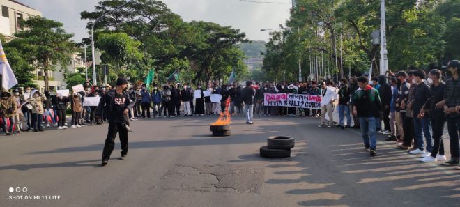 Mahasiswa Tolak Jokowi 3 Periode hingga Aksi Bakar Ban di Depan Kantor Gubernuran Jawa Tengah