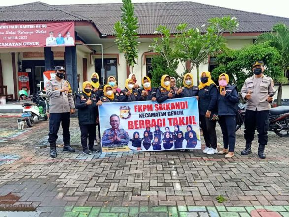 Srikandi FKPM Polsek Genuk Polrestabes Semarang Berbagi Takjil di hari Kartini