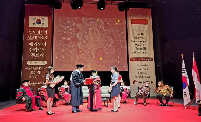 Seoul Institute of The Arts Beri Gelar Profesor Tertinggi Ke Megawati