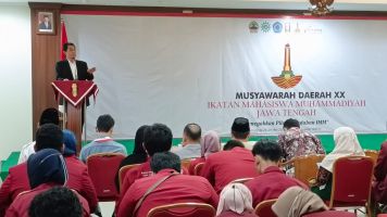 Riyanta disambut Tepuk Tangan Kegembiraan Saat Memberikan Orasi Ilmiah Tentang Penegakan Pilar Peradaban IMM