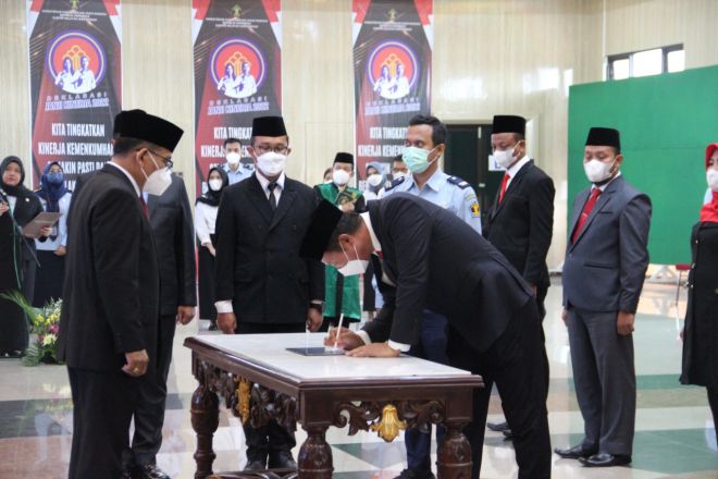 Ambil Sumpah Kewarganegaraan, Kakanwil Kemenkumham Jateng Minta WNI Baru Untuk Selalu Setia NKRI