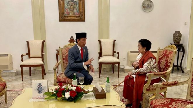 Ibu Megawati Soekarnoputri Hanya Tersenyum Dapat Laporan Hubungannya dengan Presiden Jokowi