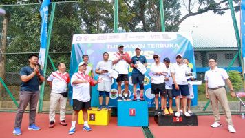 Berpasangan Dengan Dekan FP Unej, Wamenkumham Menangkan Turnamen Terbuka Tennis Profesor