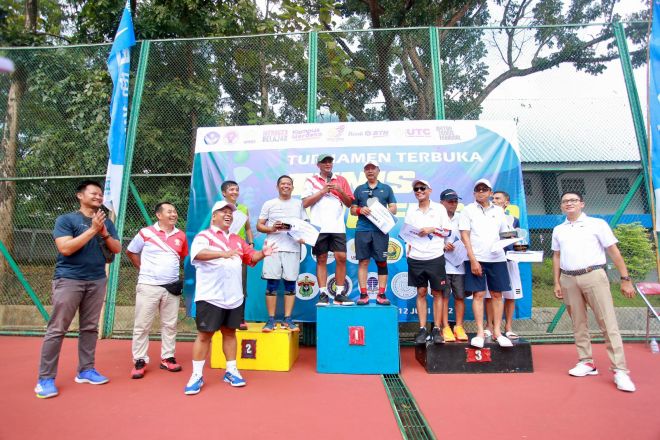 Berpasangan Dengan Dekan FP Unej, Wamenkumham Menangkan Turnamen Terbuka Tennis Profesor
