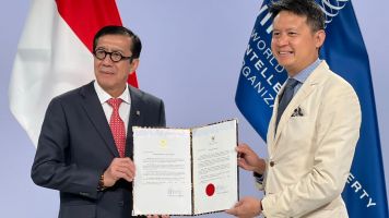 Pertemuan Bilateral dengan Dirjen WIPO, Menkumham RI Serahkan Instrumen Aksesi Traktat Budapest