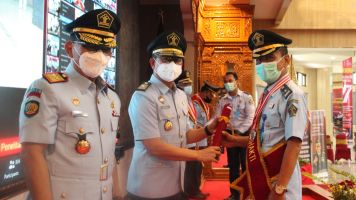 Kakanwil Kemenkumham Jawa Tengah  A Yuspahruddin mewisuda 4 orang Purnabakti