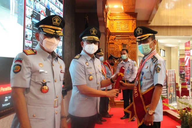 Kakanwil Kemenkumham Jawa Tengah  A Yuspahruddin mewisuda 4 orang Purnabakti
