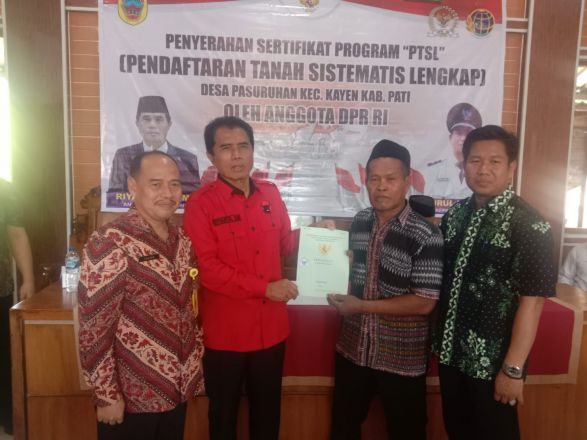Anggota DPR RI Riyanta Kawal Penyerahan 100 Sertifikat Tanah Warga Desa Pasuruan Kayen Pati