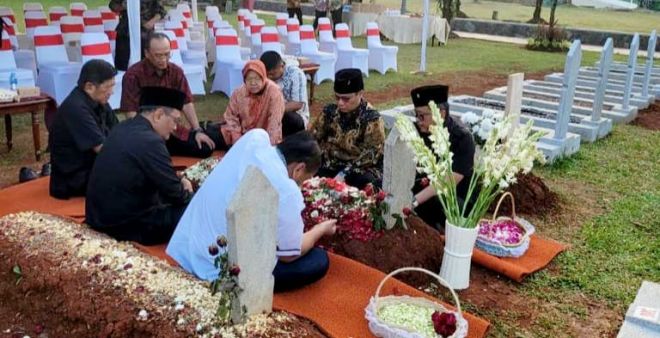 Hasto dan Pimpinan PDIP Ziarah ke Makam Tjahjo Kumolo