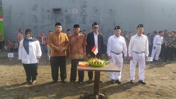 Warga Sumur Adem RW 11, Gelar Upacara Bendera Peringati HUT RI Ke-77