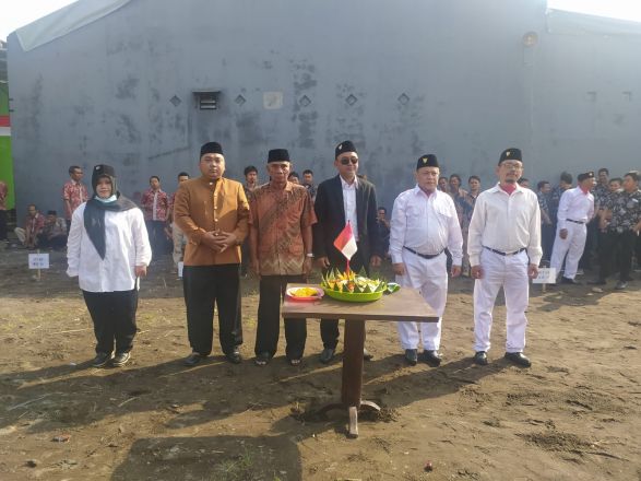 Warga Sumur Adem RW 11, Gelar Upacara Bendera Peringati HUT RI Ke-77