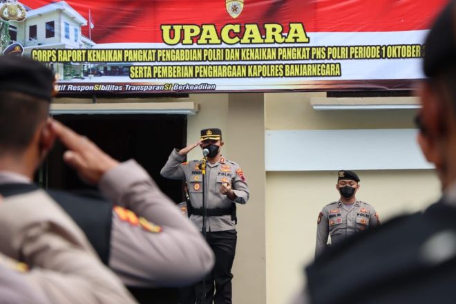 Polres Banjarnegara Gelar Upacara Corps Raport Kenaikan Pangkat Serta Pemberian Penghargaan