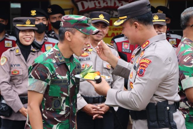 Momem HUT Ke-77 TNI, Kapolres Banjarnegara Menyuapi Dandim 0704