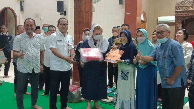 Ita Kunjungi Lokasi Banjir Bandang di Perum Wahyu Utomo Ngaliyan Semarang dengan menyerahkan sejumlah Bantuan