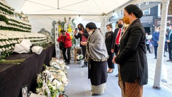 Sambangi Itaewon, Puan Letakkan Karangan Bunga di Memorial Korban Tragedi Itaewon